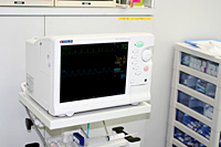 生体モニターは血圧、脈拍、心電図、動脈血酸素飽和度がわかります。